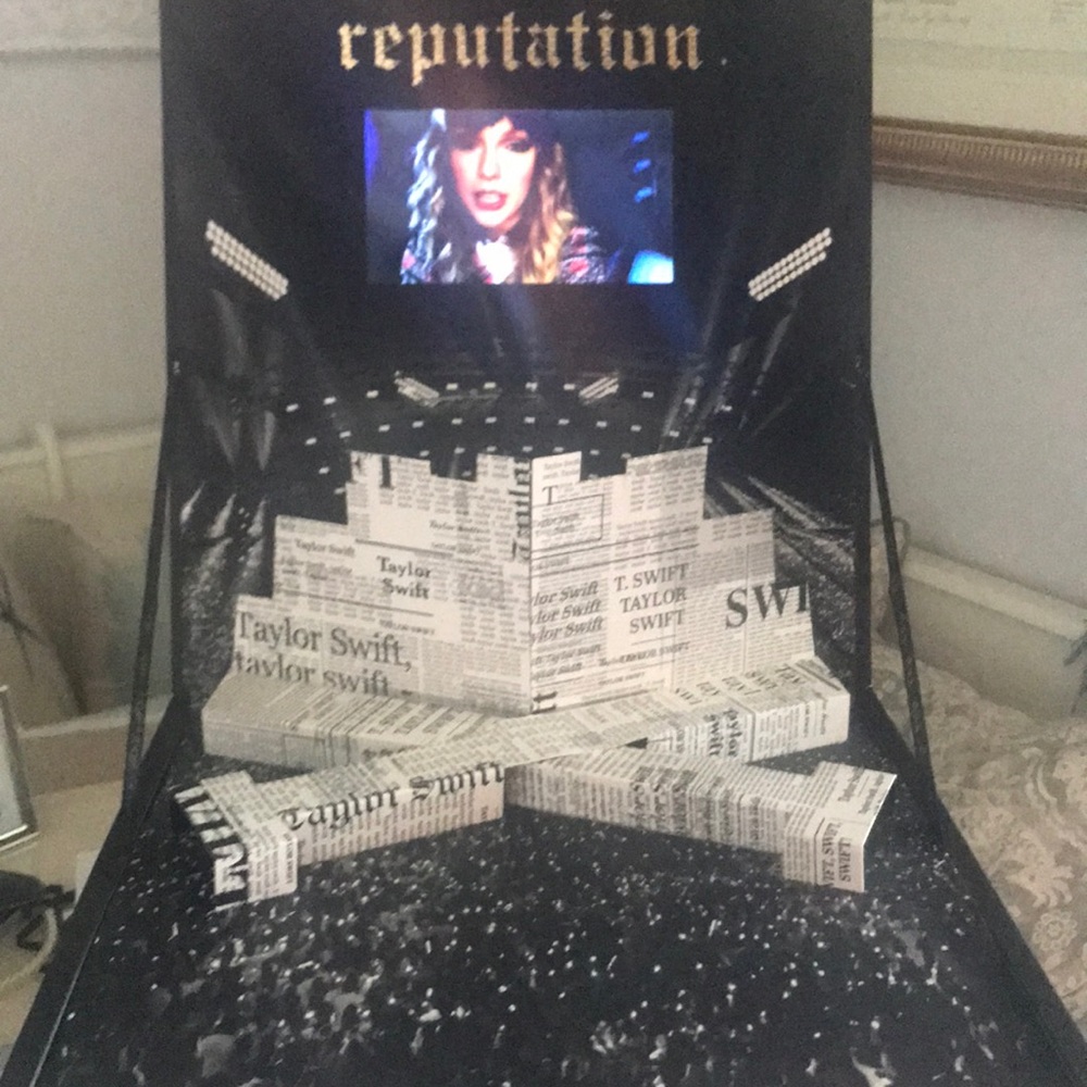 Taylor Swift Reputation VIP Box - Picture 2 of 4